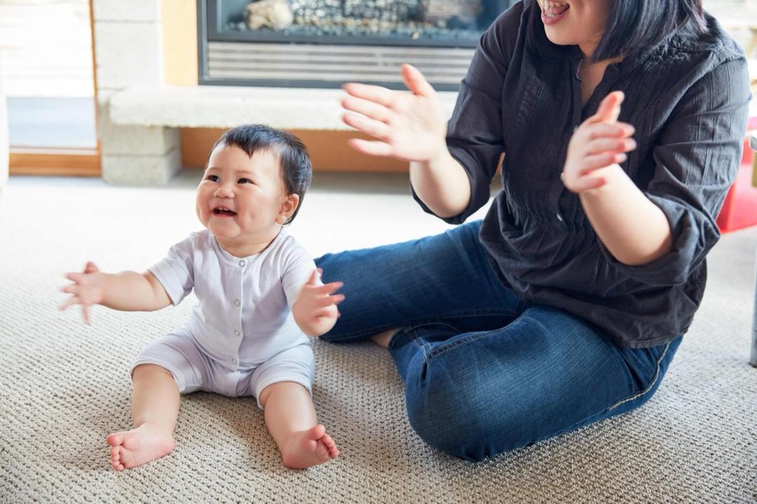 家长和宝宝在地板上一起玩 / A parent and baby playing together on the floor