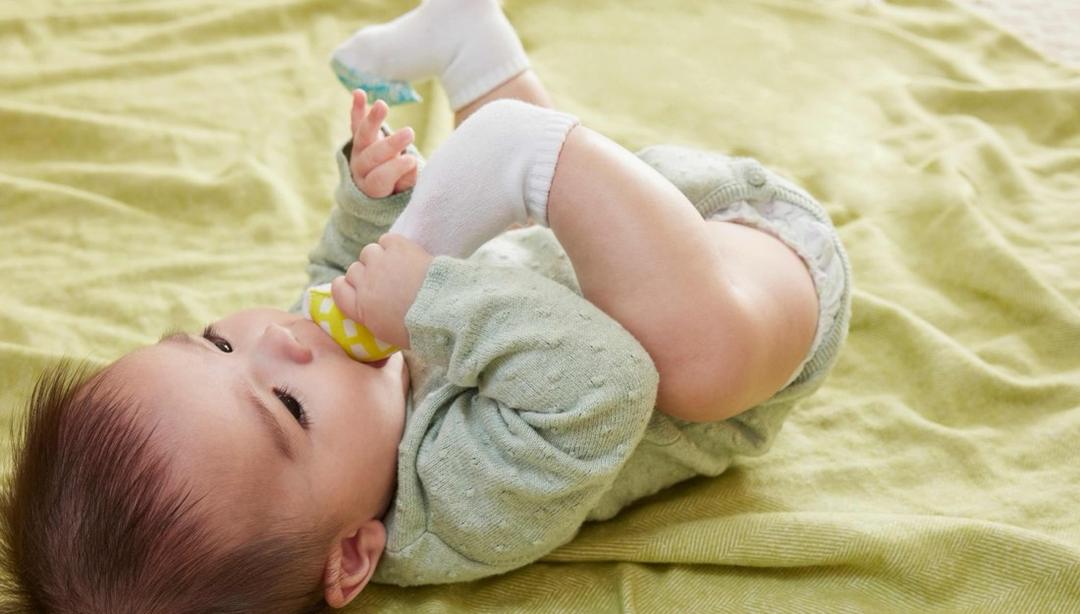 宝宝安心地探索玩具 / A baby safely exploring a toy