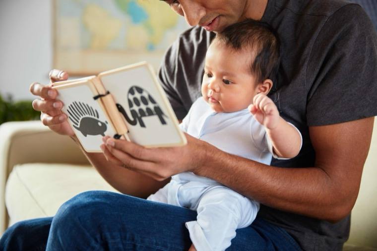 0 到 12 个月的宝宝在玩 / A baby in the 0–12 month stage
