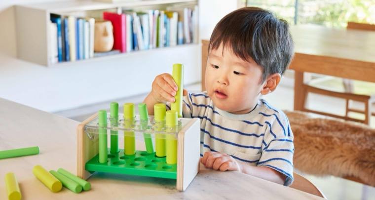 3 到 6 岁的孩子在玩 / A child in the 3–6 year stage
